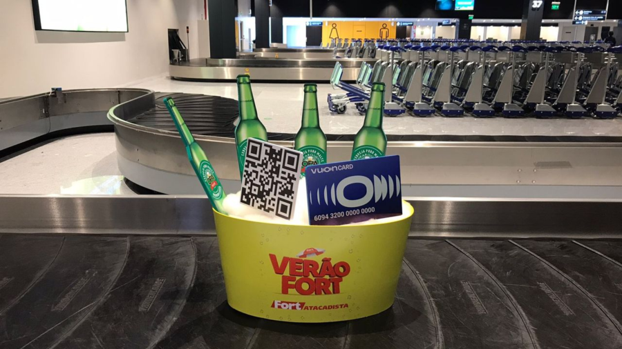 Ação de verão do Vuon Card surpreende passageiros nos aeroportos de Florianópolis e Navegantes e nas praias de Balneário Camboriú
