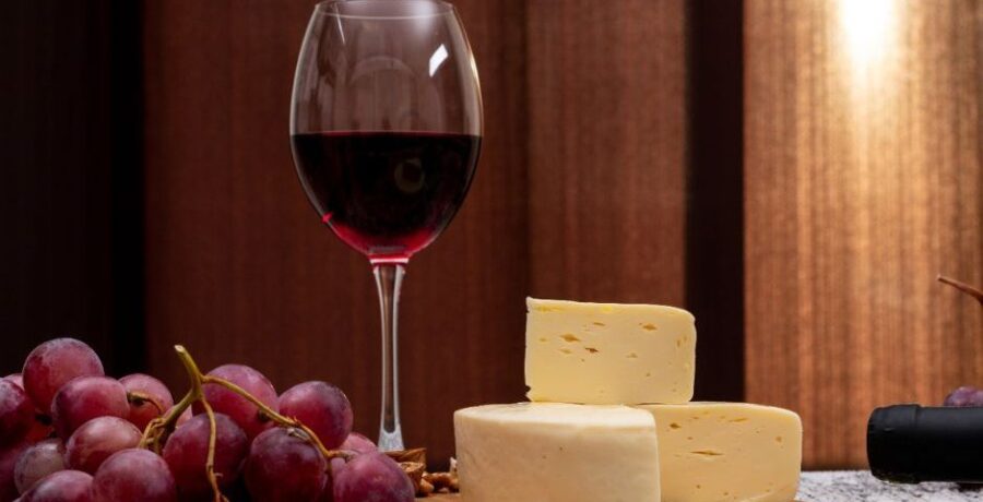 Harmonização de queijos e vinhos: confira dicas para aproveitar o inverno
